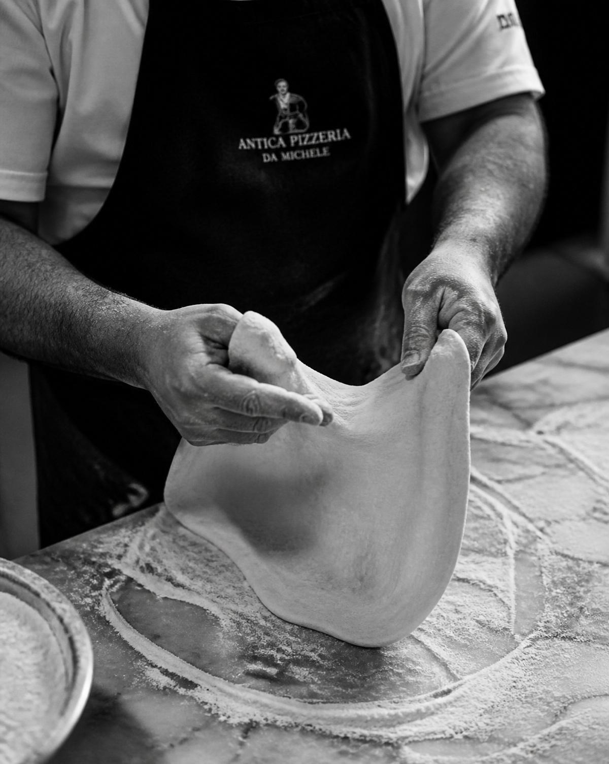 Pizzateig wird geknetet